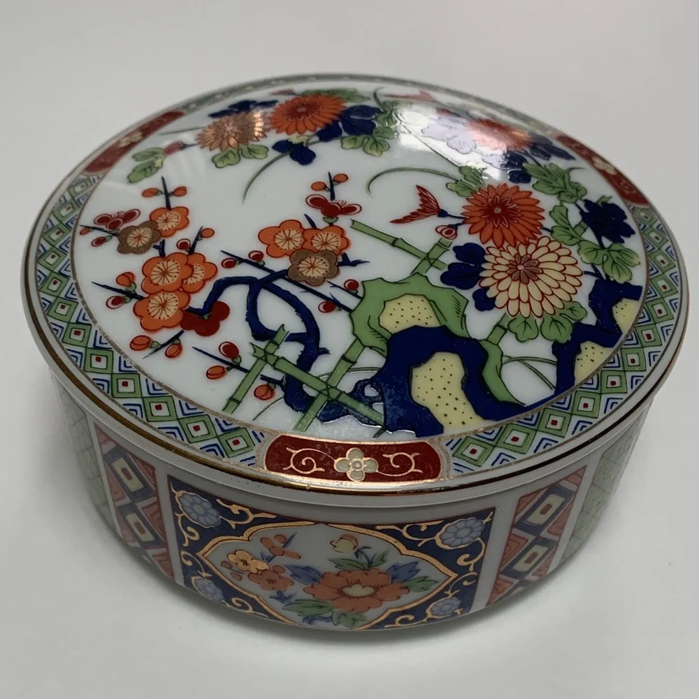 Elegant & Stylish Floral Ceramic Makeup Organizer. Used in Great condition. 5x5.